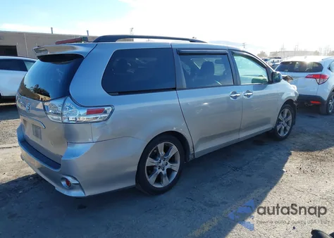2014 Toyota Sienna Se 8 Passenger z USA, uszkodzony, nr VIN 5TDXK3DC4ES440306